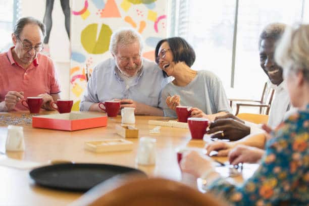 Personnes âgées qui partagent un moment de convivialité en maison de retraite