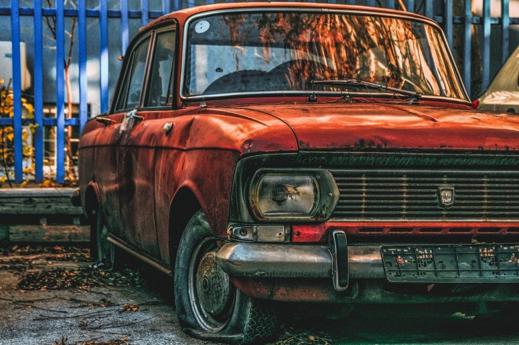 Vieille voiture aux pneus crevés