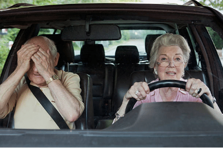 couple de seniors en voiture homme se cache les yeux