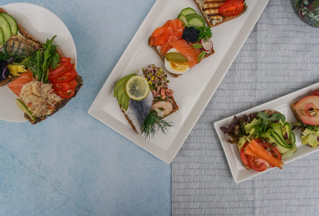 Trois assiettes de crudités et de fruits de mer