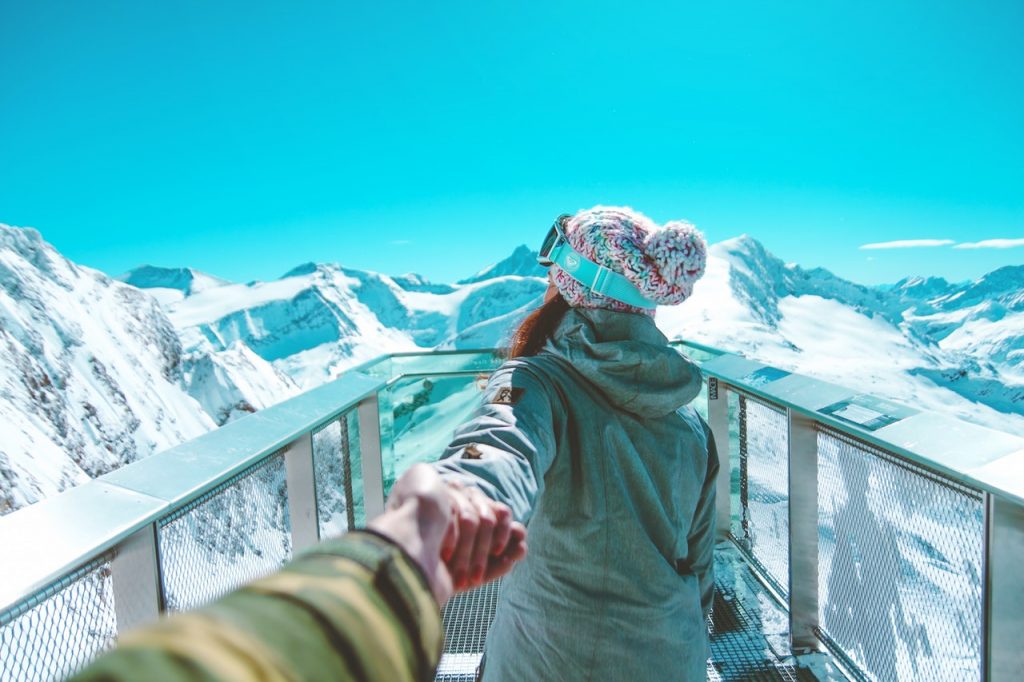 Femme qui tire quelqu'un à la montagne