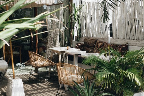 Terrasse boisé avec voile d'ombrage et plantes vertes