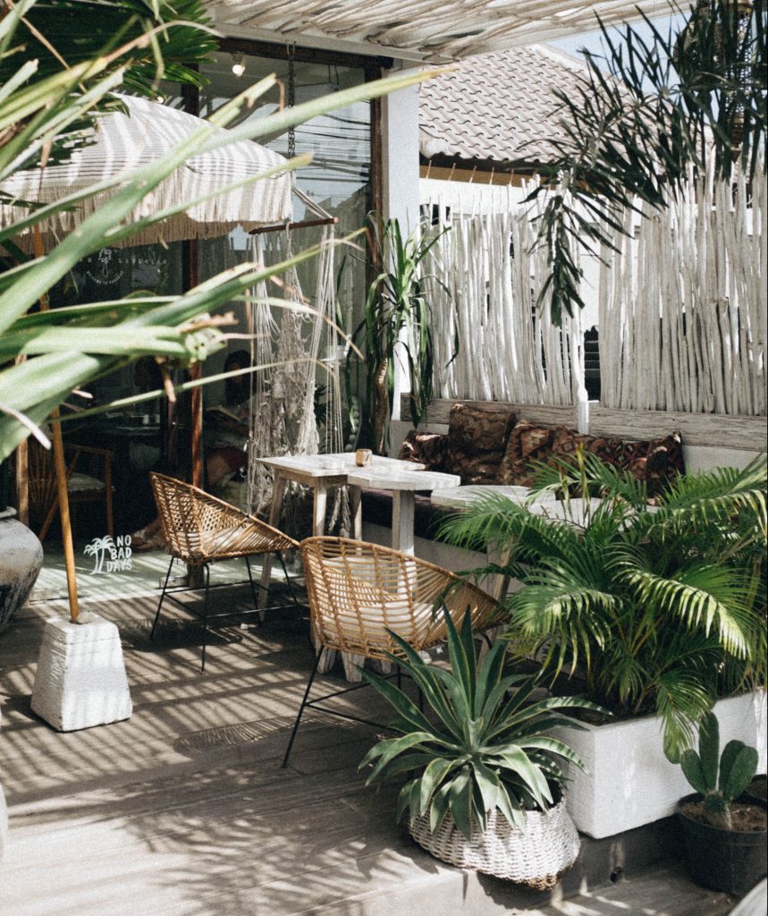 Terrasse boisé avec voile d'ombrage et plantes vertes