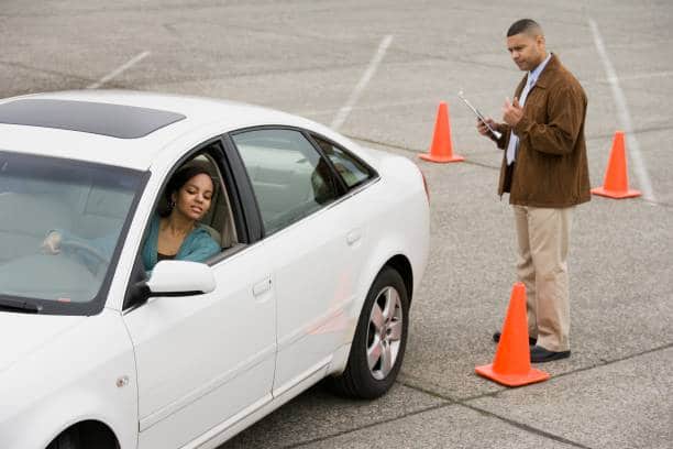 Permis de conduire : moniteur qui fait passer une évaluation de départ à une jeune femme