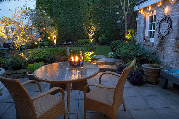 Terrasse le soir éclairée avec quelques lumières d'ambiance