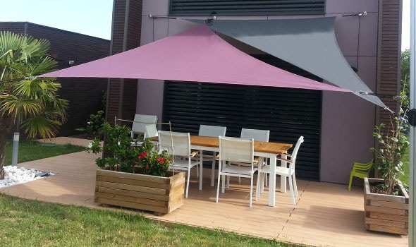 Voile violette Esapce Ombrage sur une terrasse en bois