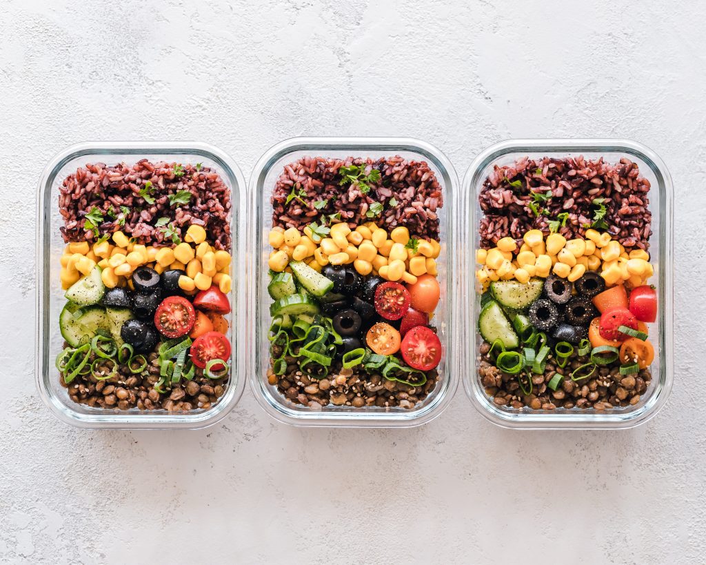 3 boites avec salade préparée à l'avance avec tomates, olive, pois chiches