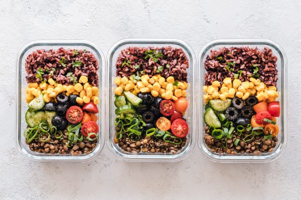 3 boites avec salade préparée à l'avance avec tomates, olive, pois chiches