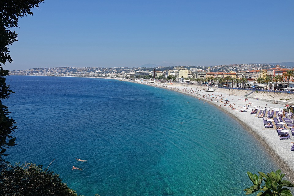 Plage de Nice au bord de la mer Méditerranée