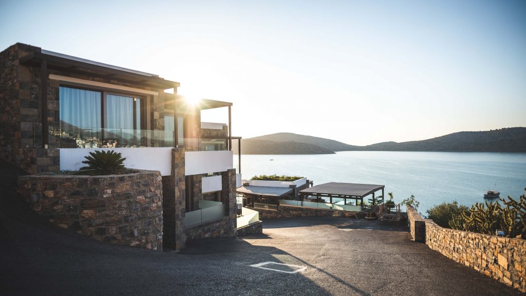 Maison contemporaine avec un bel aménagement extérieur