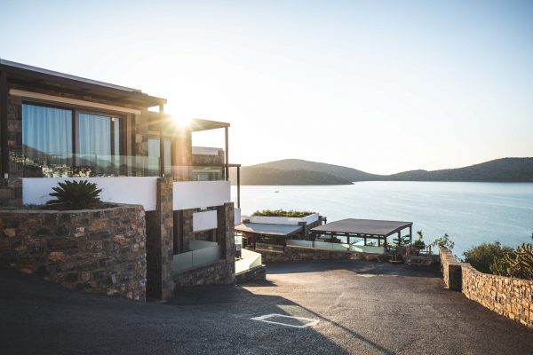 Maison contemporaine avec un bel aménagement extérieur