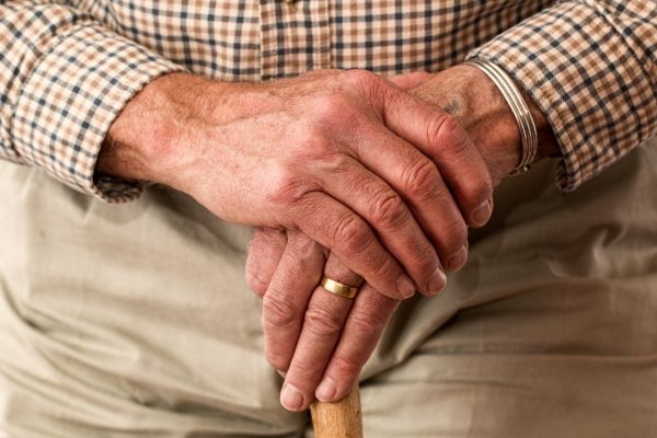 photo des mains d'une personne âgée qui porte une alliance