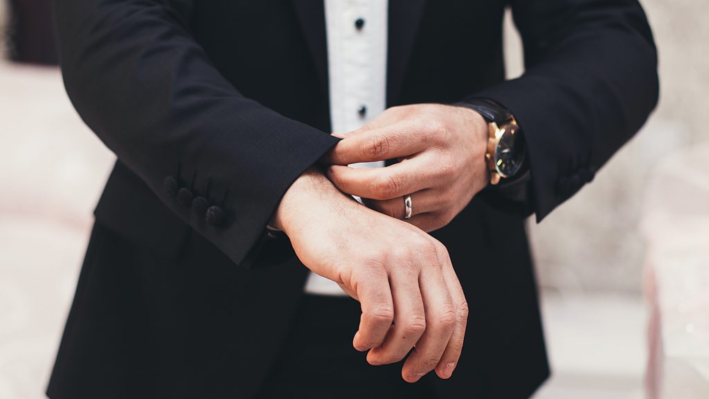 Homme qui porte des bijoux avec sa tenue d'entretien d'embauche