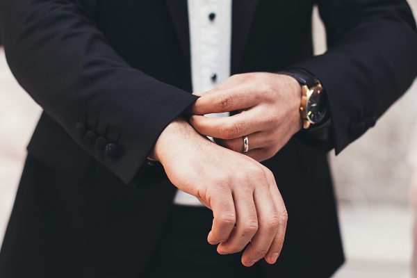 Homme qui porte des bijoux avec sa tenue d'entretien d'embauche