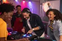 Des participants prenant part à un jeu musical animé par un DJ.